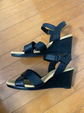 Clarks Size 9 Black Leather Tulip Gem Wedge Sandals with Cushioned Footbed EUC